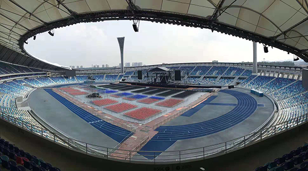 体育馆这类大型声场的扩声系统技术上有什么要求？